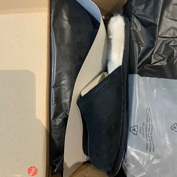 NEW IN BOX - Ugg's Men's Slip on - SIze 8.5 - Picture 2 of 3